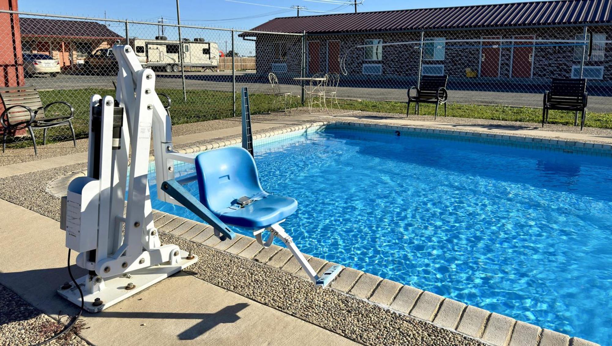 Regency Inn Hondo Exterior photo