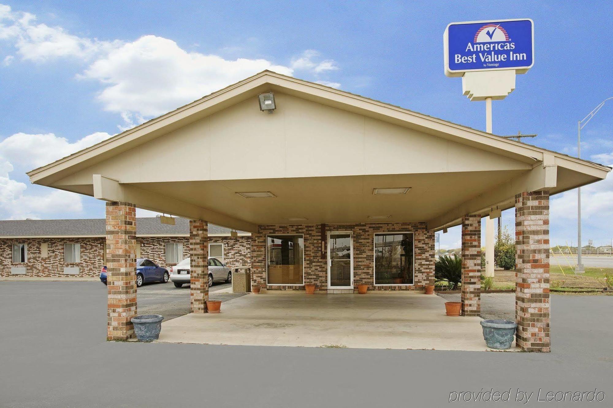 Regency Inn Hondo Exterior photo